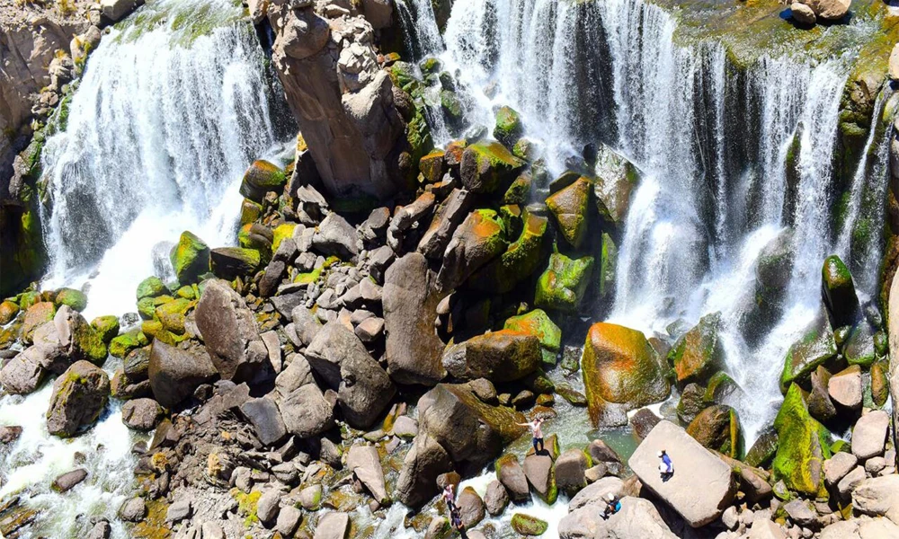 Excursión a la Catarata de Pillones | Naturaleza entre Rocas y Cascadas