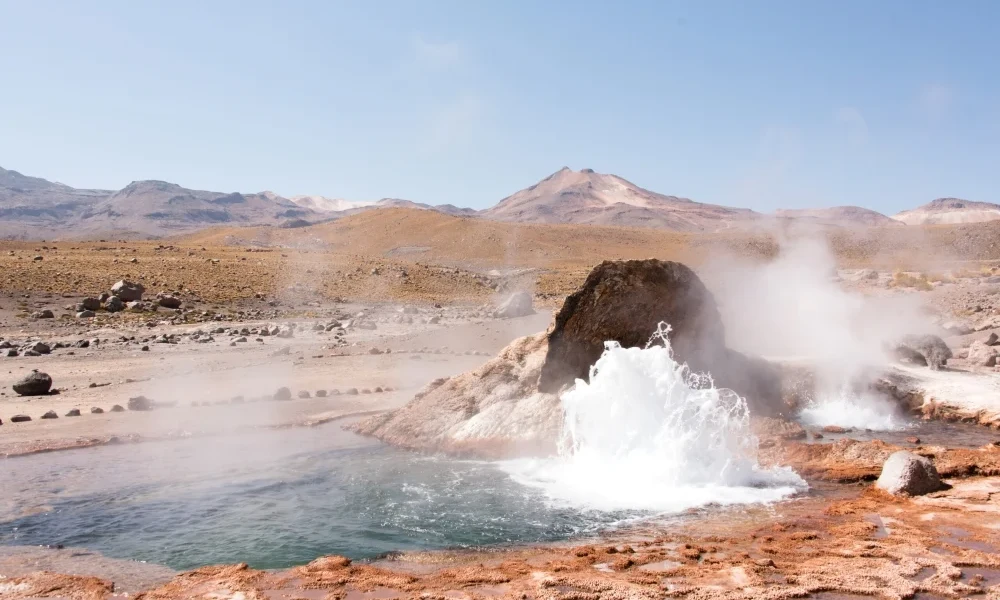 Amanecer Dorado en los Geysers del Tatio