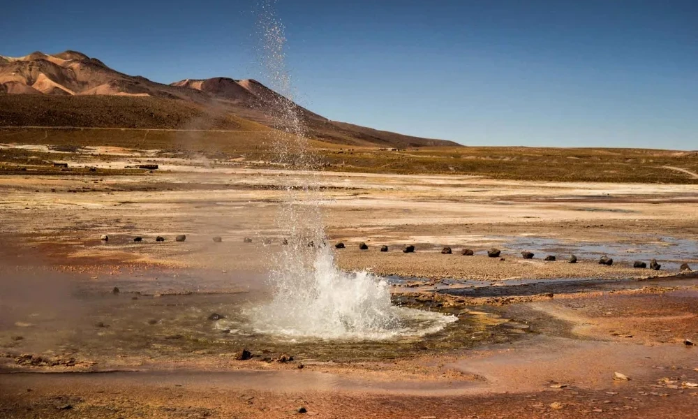 Amanecer Dorado en los Geysers del Tatio