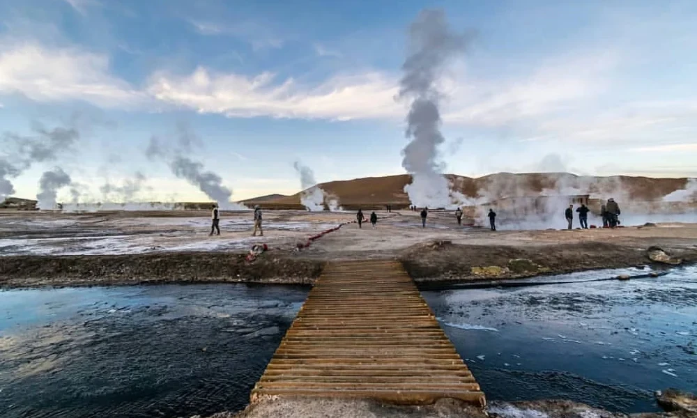 Amanecer Dorado en los Geysers del Tatio
