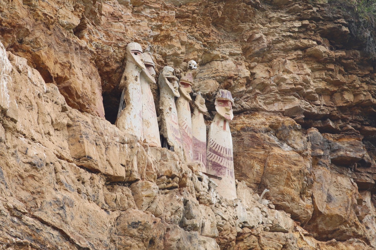 Sarcófagos de Karajia y la Caverna de Quiocta